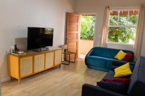 Apartamento com jeito de casa recém-reformado